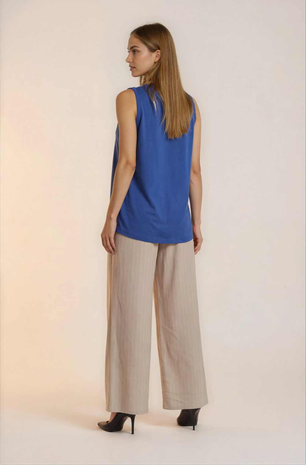 Plačios klasikinio stiliaus kelnės.