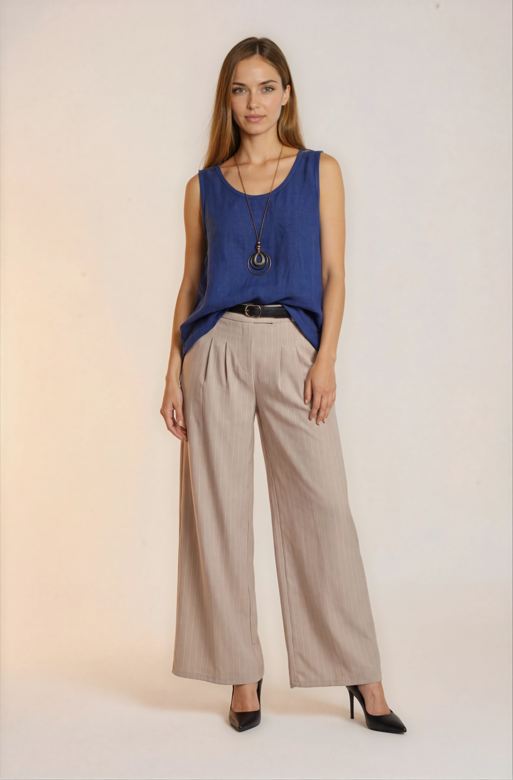 Plačios klasikinio stiliaus kelnės.