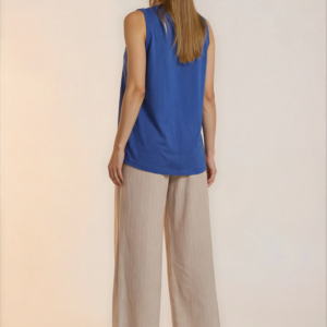 Plačios klasikinio stiliaus kelnės.