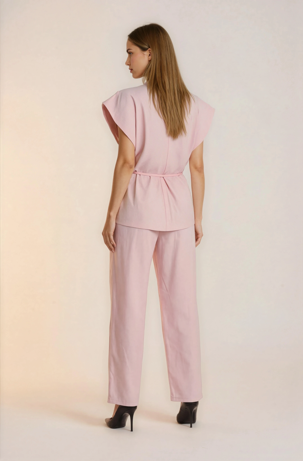 Elegantiškas dviejų dalių kostiumėlis.