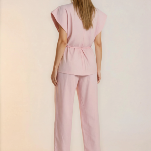 Elegantiškas dviejų dalių kostiumėlis.