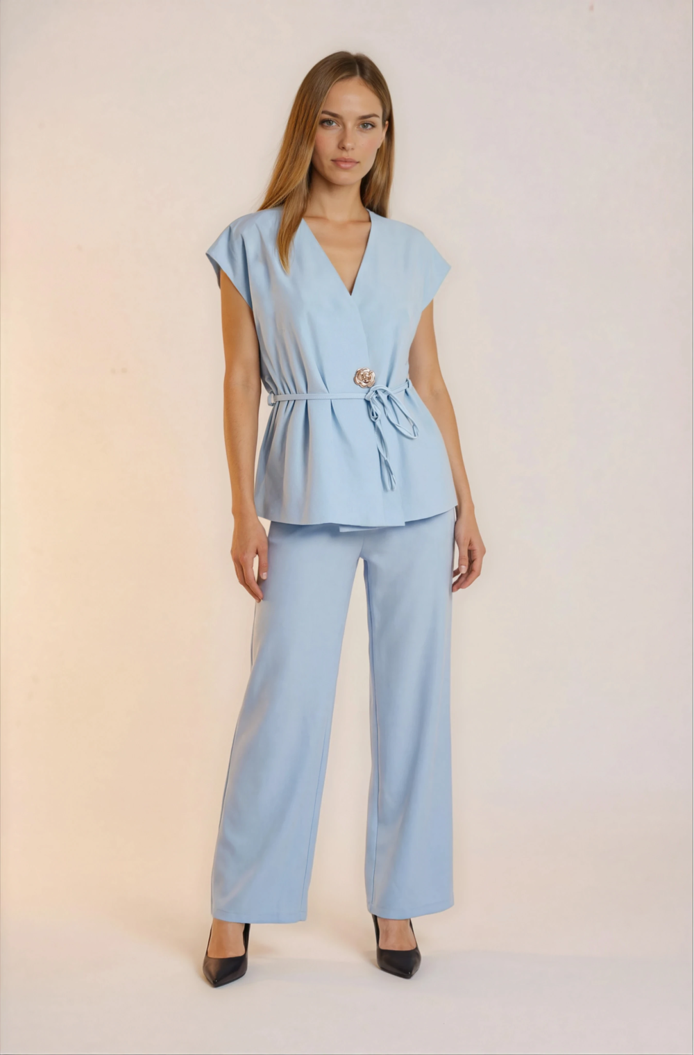 Elegantiškas dviejų dalių kostiumėlis.