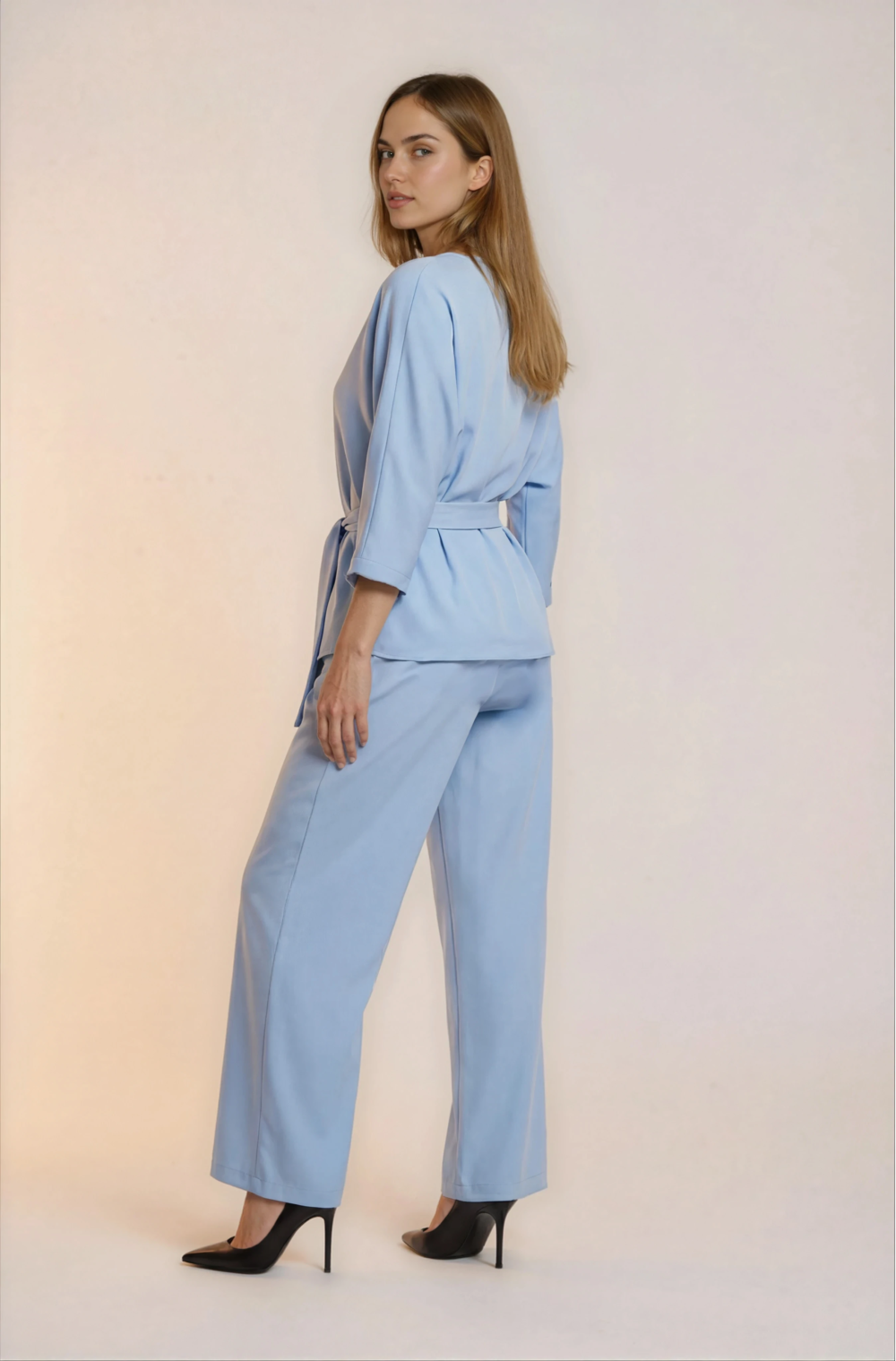 Elegantiškas dviejų dalių kostiumėlis.