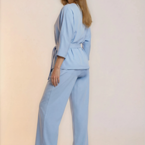 Elegantiškas dviejų dalių kostiumėlis.