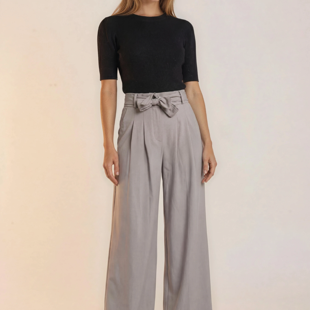 Plačios klasikinio stiliaus kelnės.