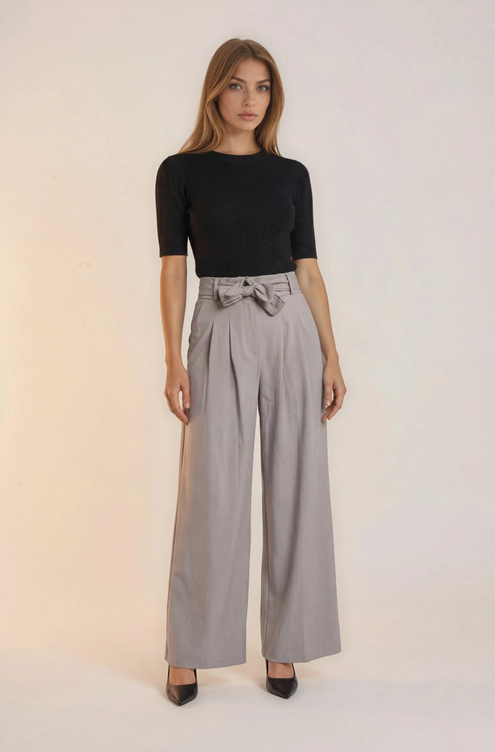 Plačios klasikinio stiliaus kelnės.