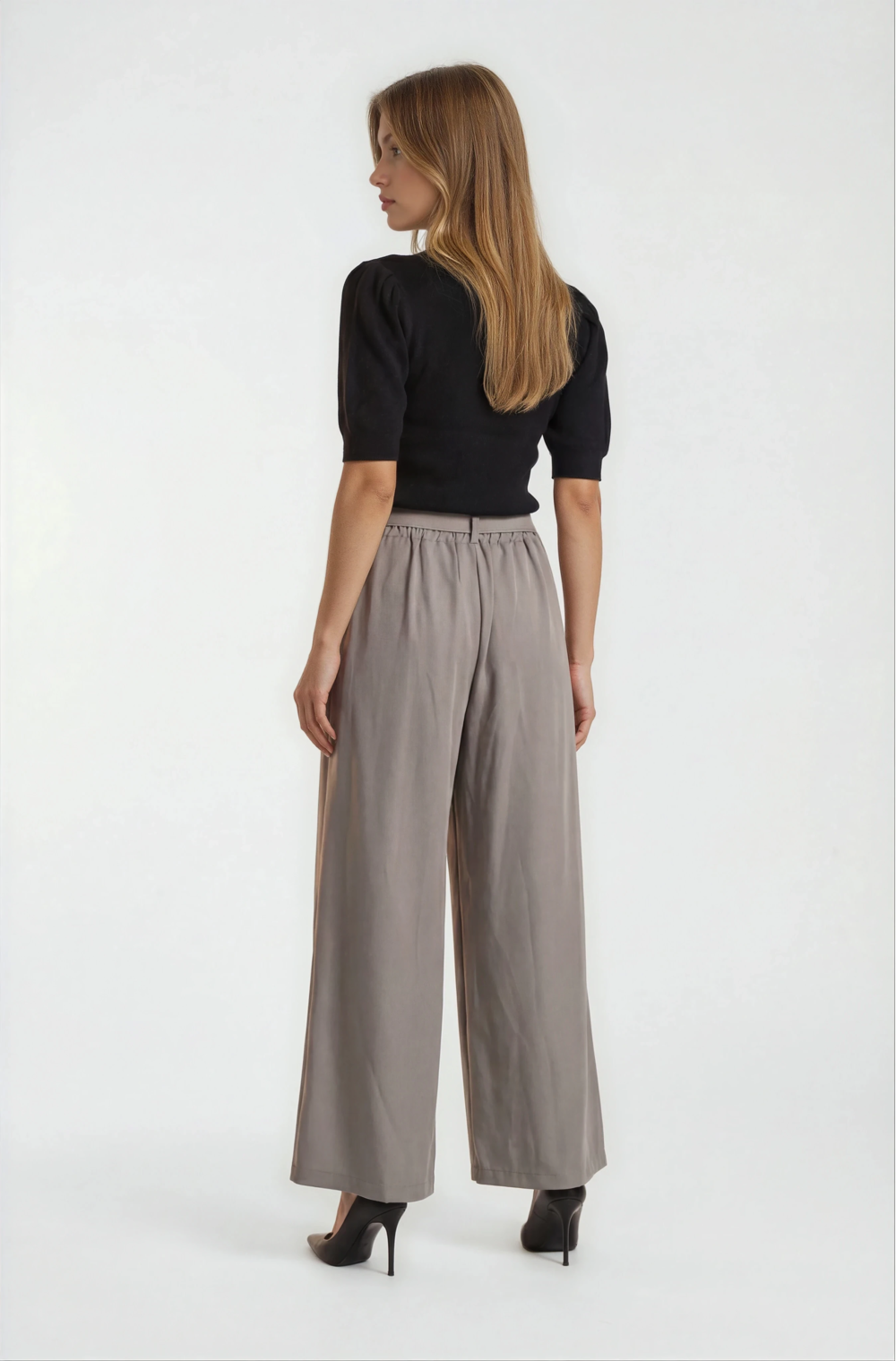 Plačios klasikinio stiliaus kelnės.