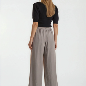 Plačios klasikinio stiliaus kelnės.