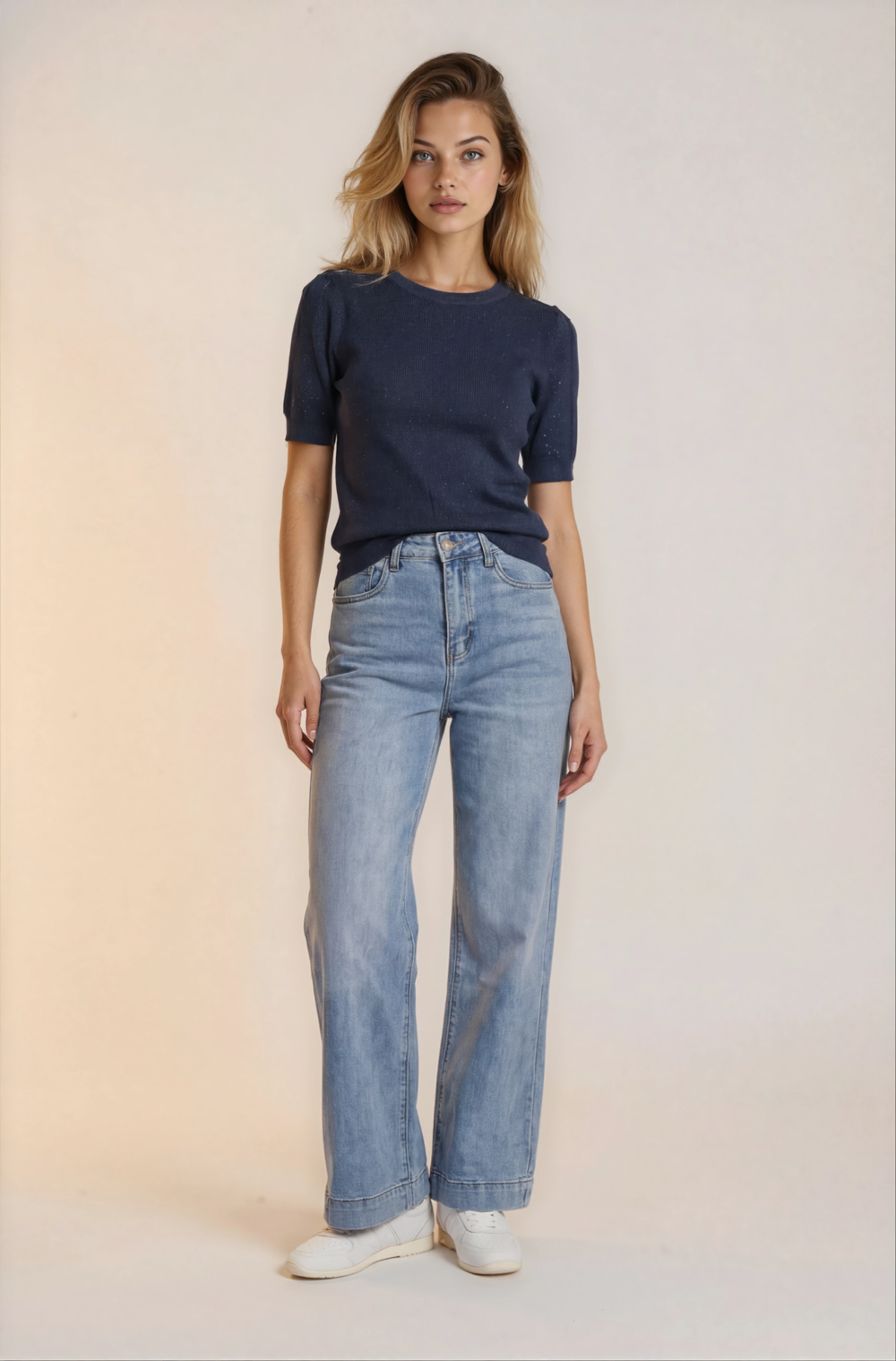 Klasikiniai tiesaus kirpimo šviesiai mėlyni džinsai.