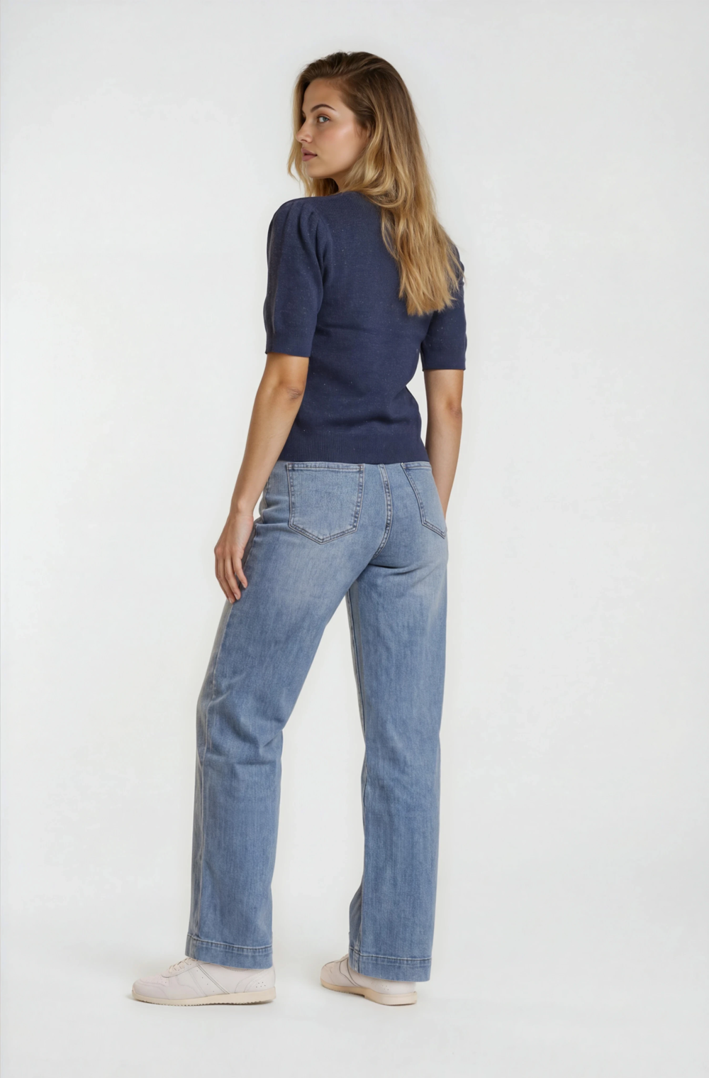 Klasikiniai tiesaus kirpimo šviesiai mėlyni džinsai.