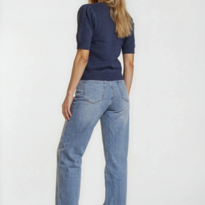 Klasikiniai tiesaus kirpimo šviesiai mėlyni džinsai.