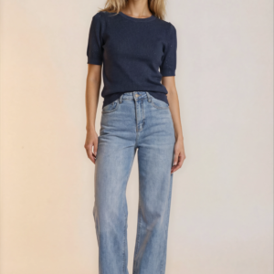 Klasikiniai tiesaus kirpimo šviesiai mėlyni džinsai.