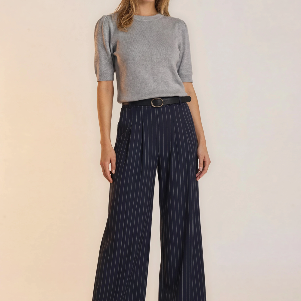 Plačios klasikinio stiliaus kelnės.