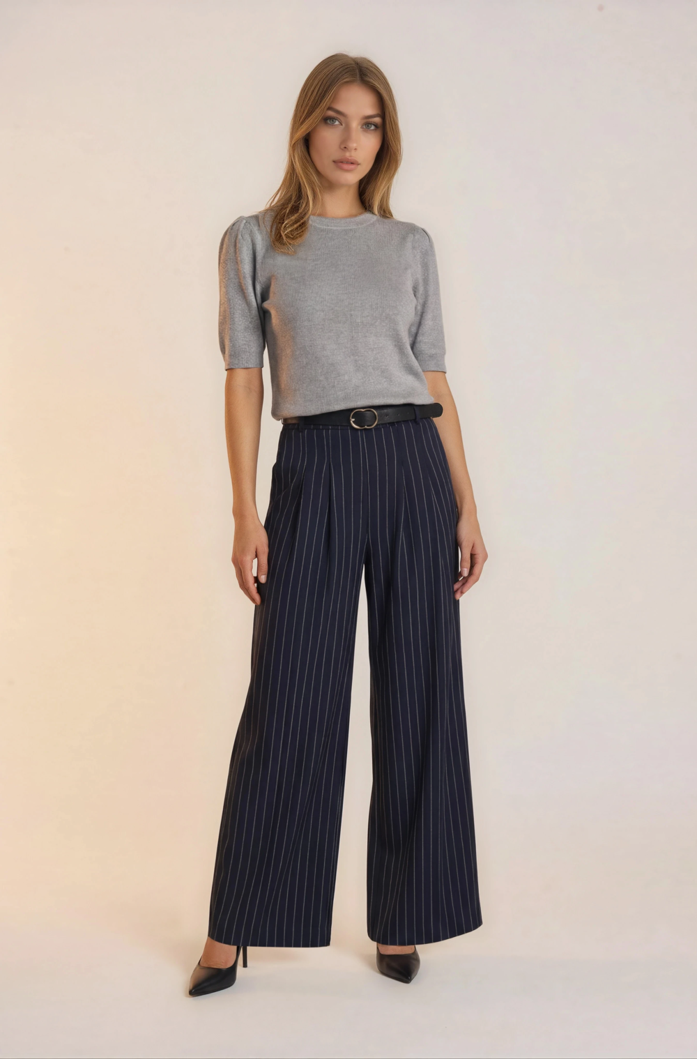 Plačios klasikinio stiliaus kelnės.