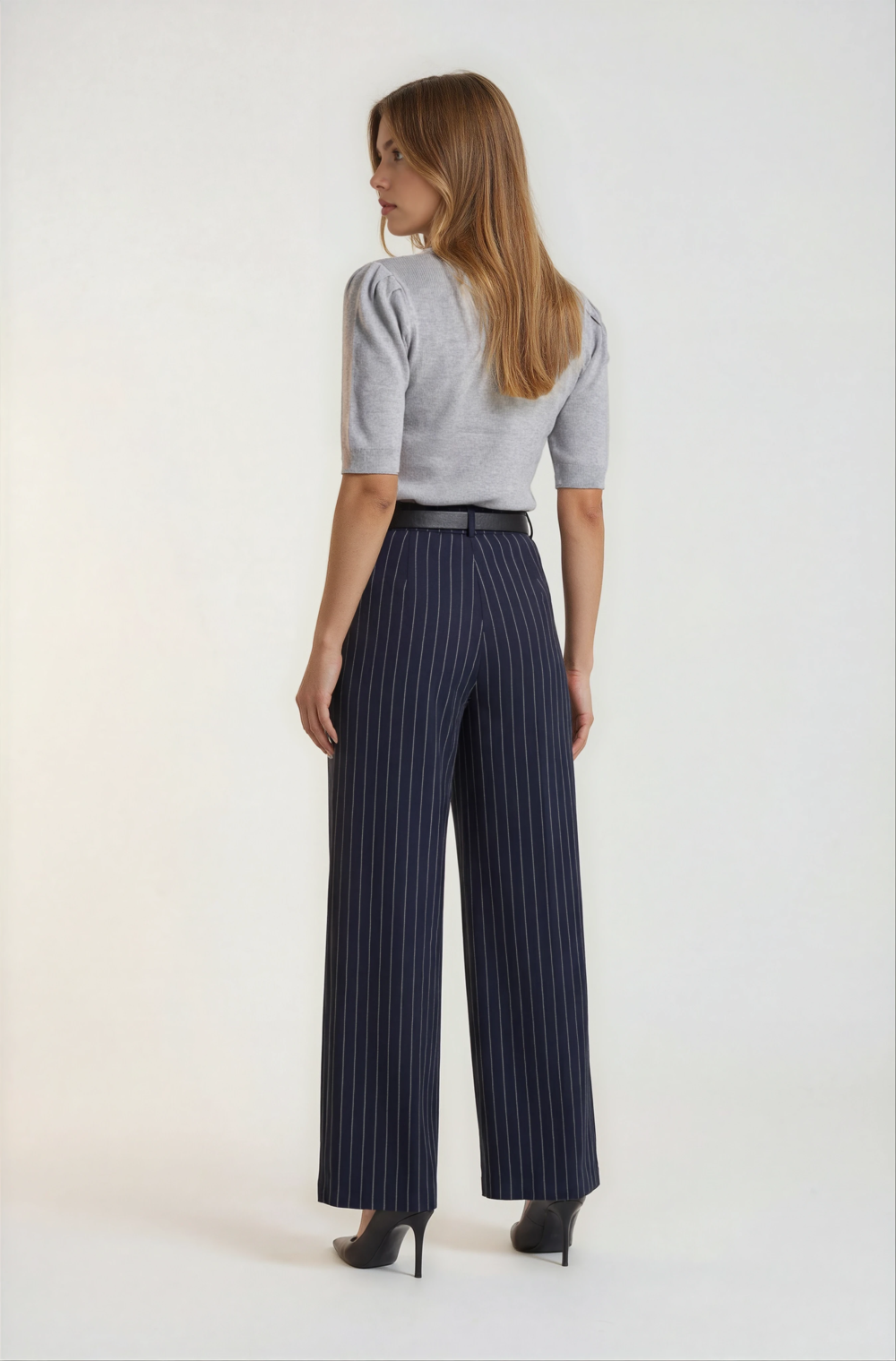 Plačios klasikinio stiliaus kelnės.