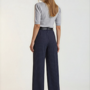 Plačios klasikinio stiliaus kelnės.