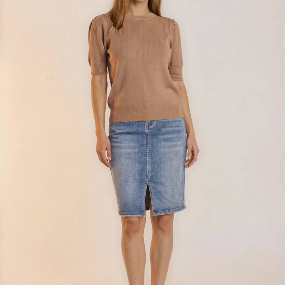 Klasikinis melsvas  džinsinis sijonas su skeltuku.