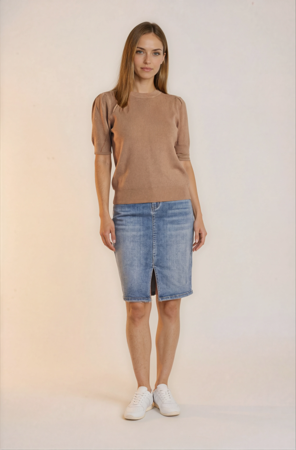 Klasikinis melsvas  džinsinis sijonas su skeltuku.