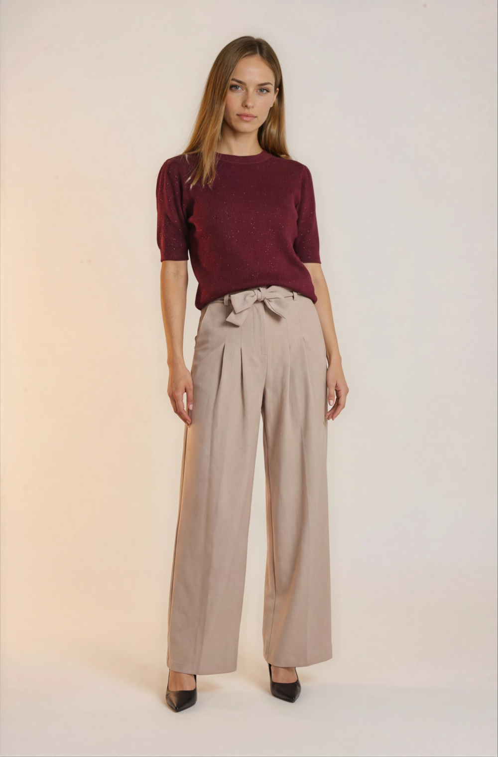 Plačios klasikinio stiliaus kelnės.