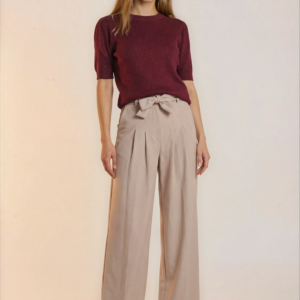 Plačios klasikinio stiliaus kelnės.