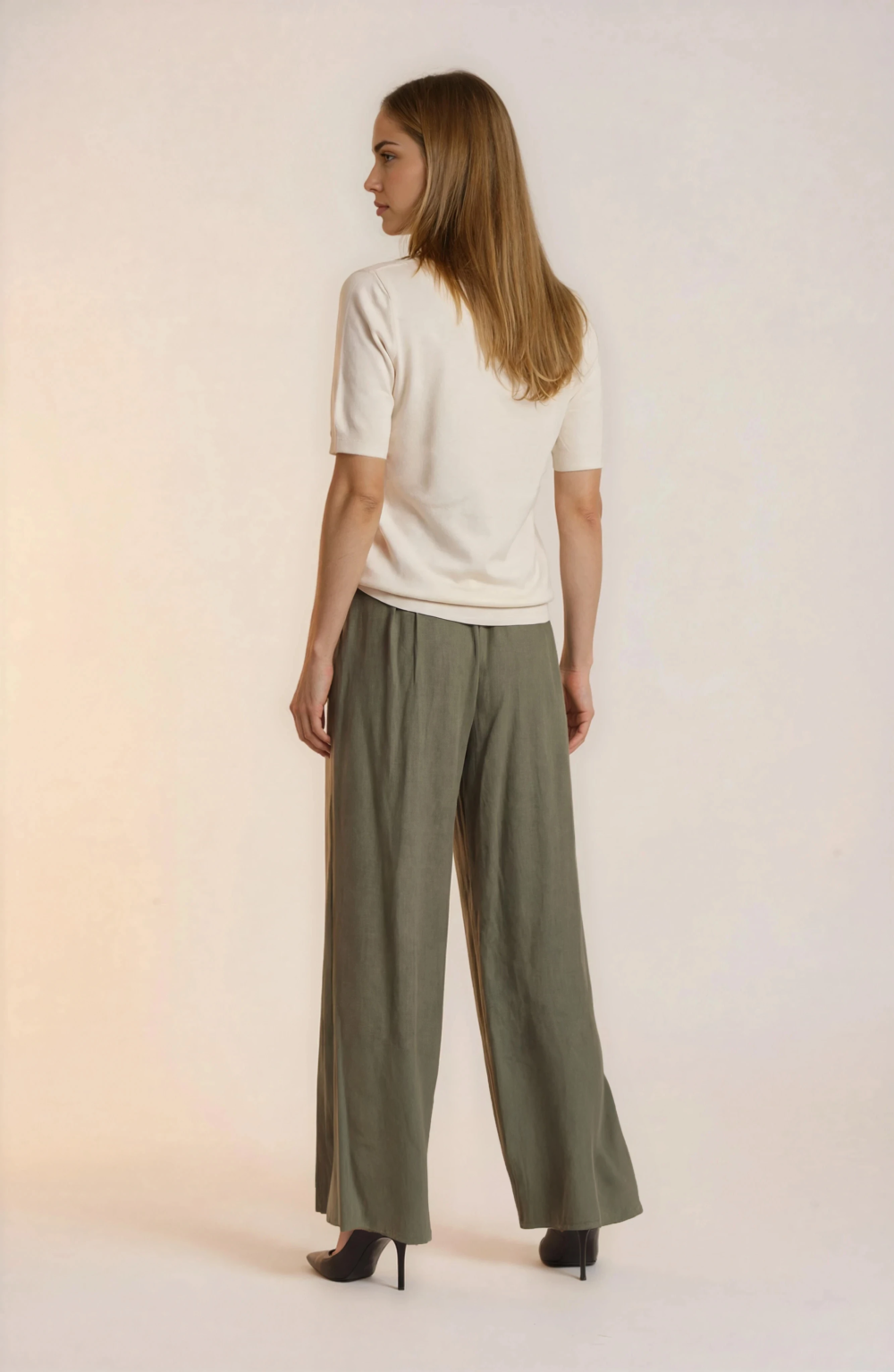 Plačios klasikinio stiliaus kelnės.