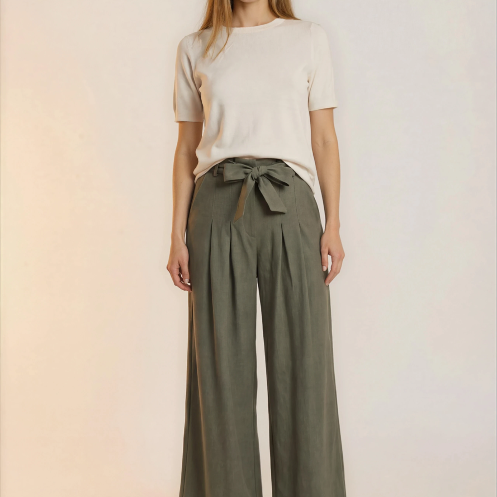 Plačios klasikinio stiliaus kelnės.