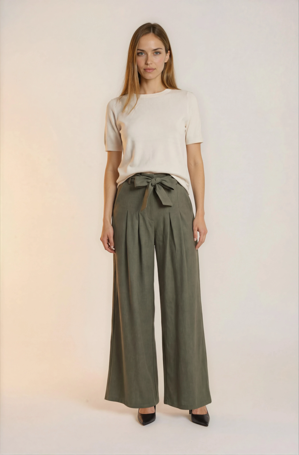 Plačios klasikinio stiliaus kelnės.