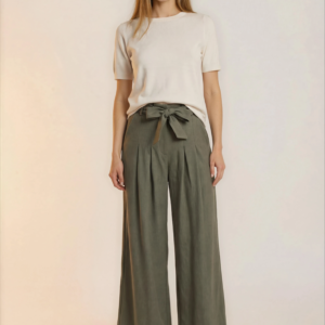 Plačios klasikinio stiliaus kelnės.