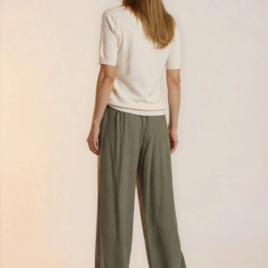 Plačios klasikinio stiliaus kelnės.