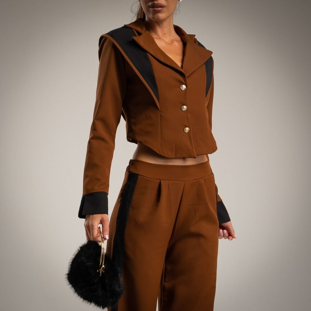 Modernus Dviejų Dalių Kostiumėlis.