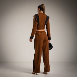 Modernus Dviejų Dalių Kostiumėlis.
