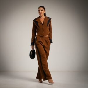 Modernus Dviejų Dalių Kostiumėlis.