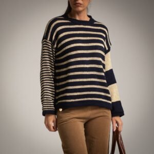 Laisvo kirpimo dryžuotas megztinis.