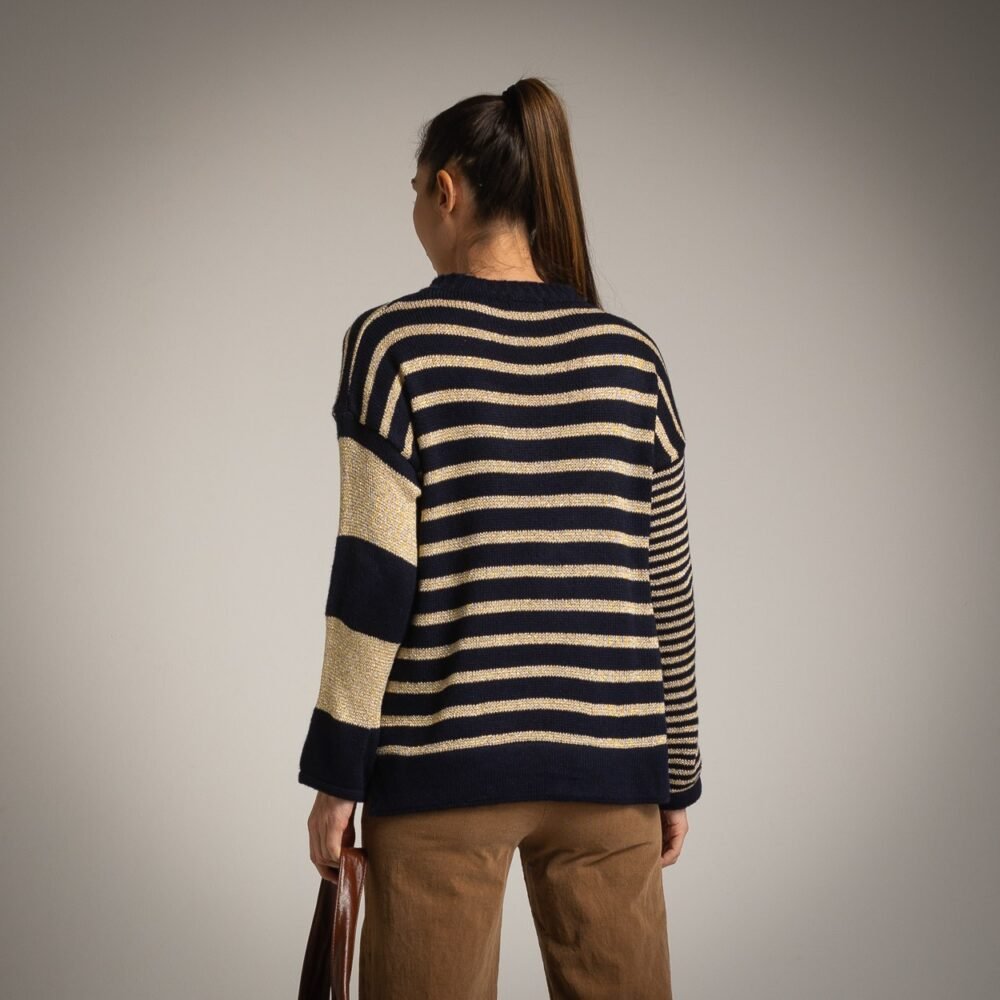 Laisvo kirpimo dryžuotas megztinis.