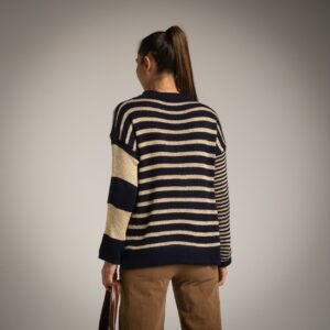 Laisvo kirpimo dryžuotas megztinis.