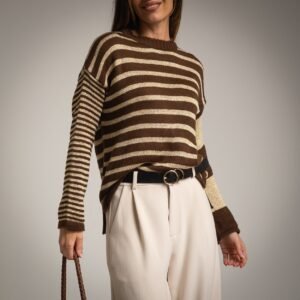 Laisvo kirpimo dryžuotas megztinis.