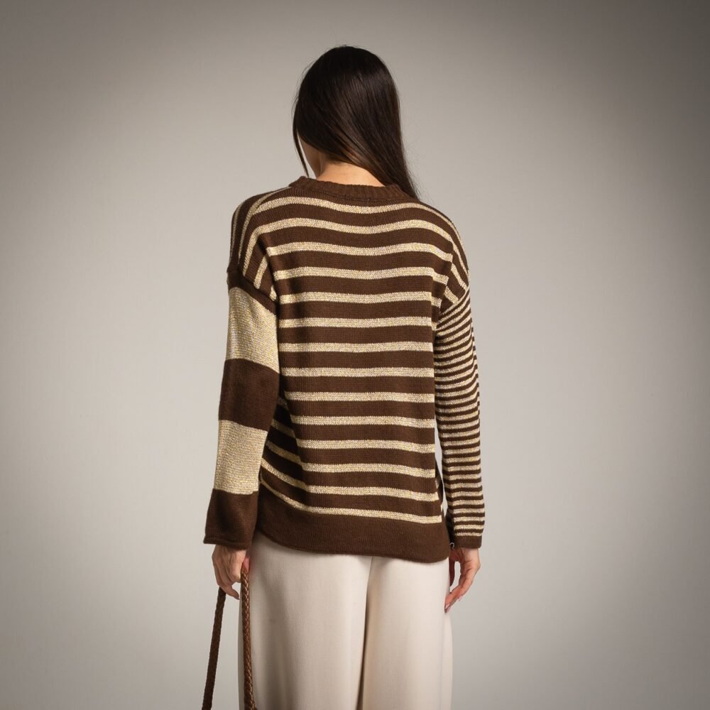 Laisvo kirpimo dryžuotas megztinis.