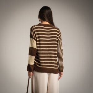 Laisvo kirpimo dryžuotas megztinis.