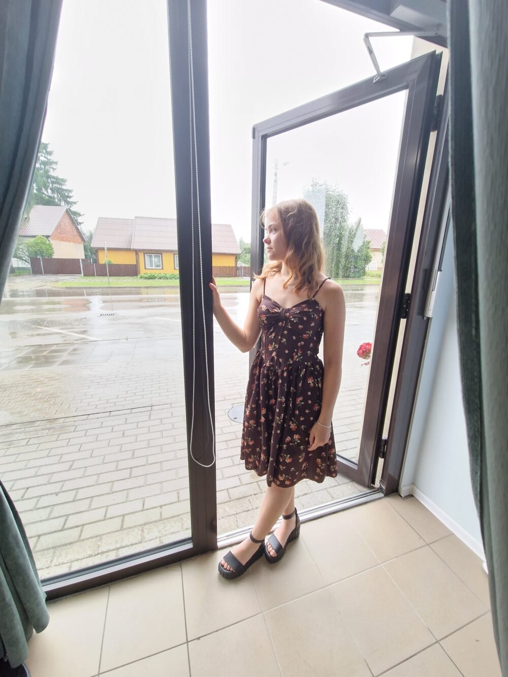 Suknelė su petnešėlėmis ,,Rožytė''.