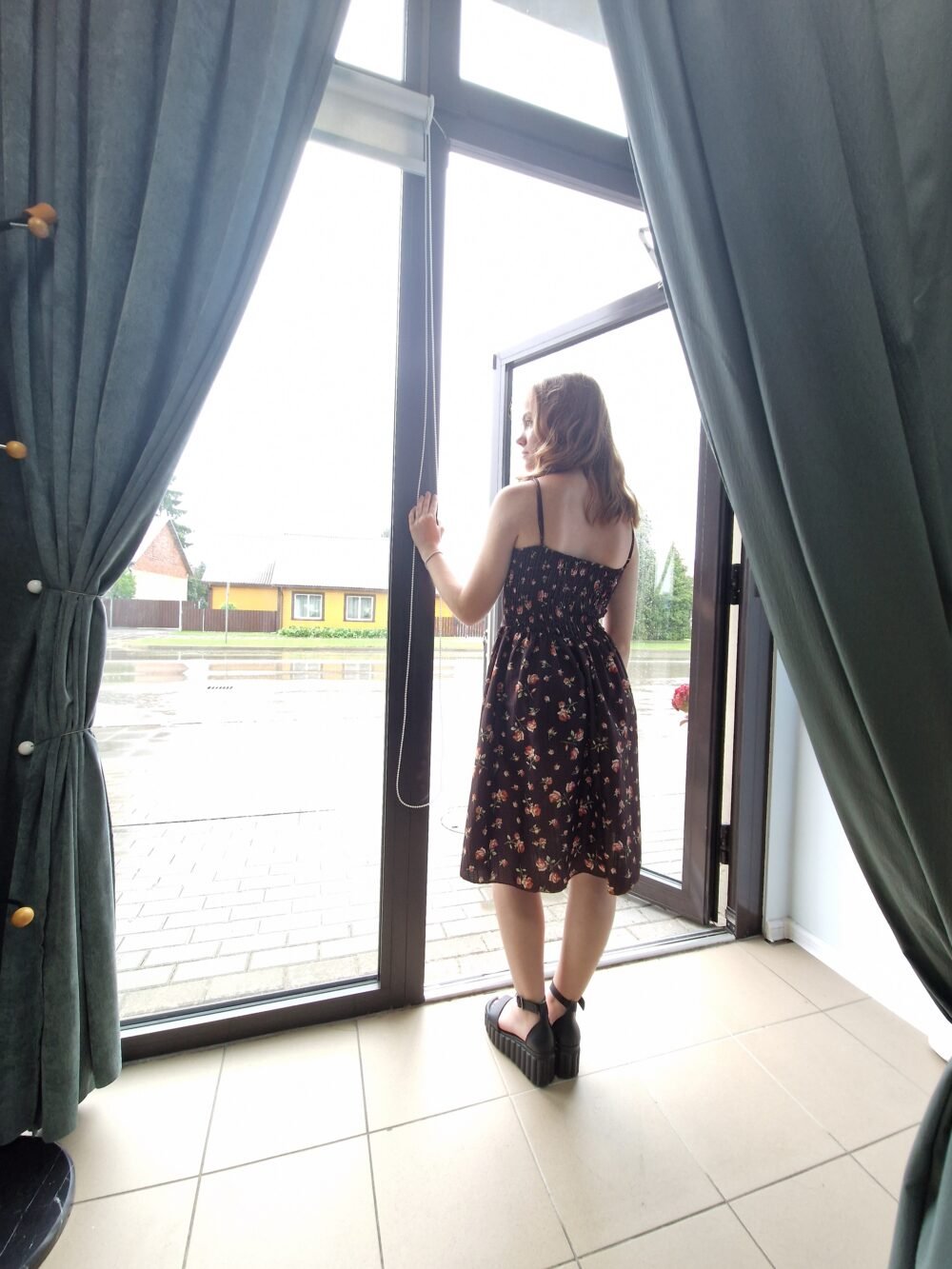 Suknelė su petnešėlėmis ,,Rožytė''.