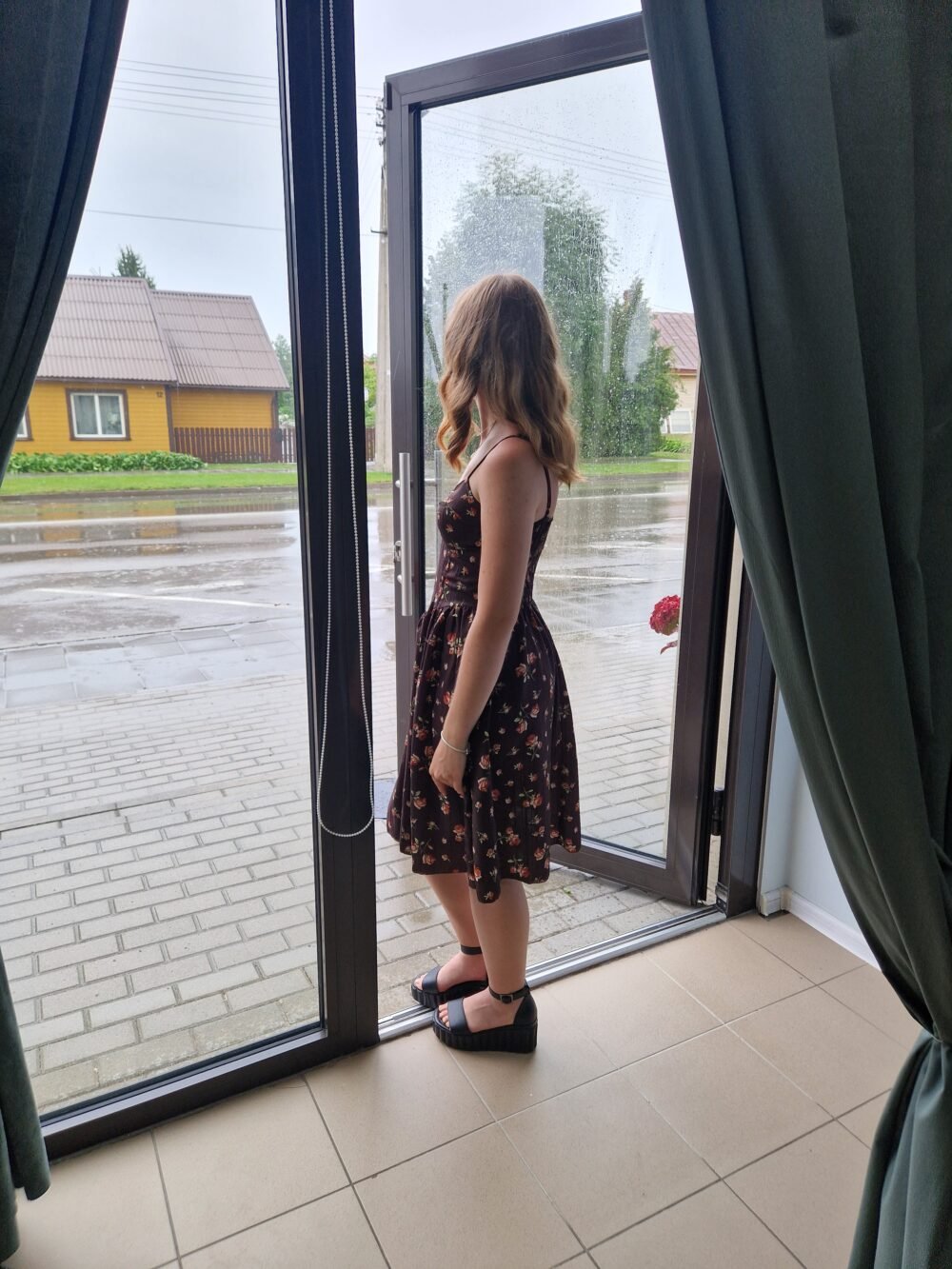 Suknelė su petnešėlėmis ,,Rožytė''.