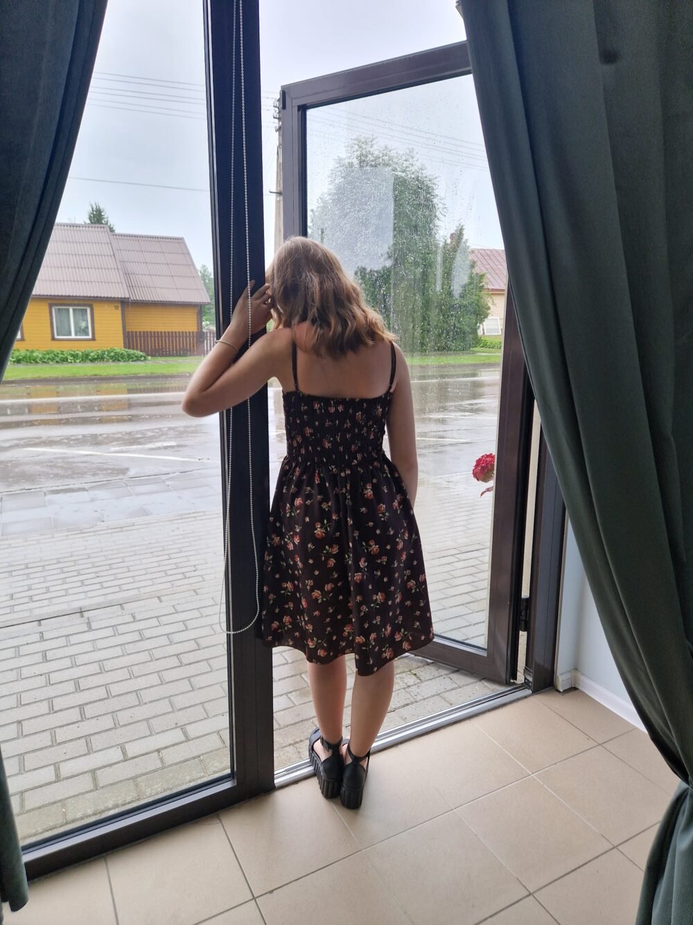 Suknelė su petnešėlėmis ,,Rožytė''.