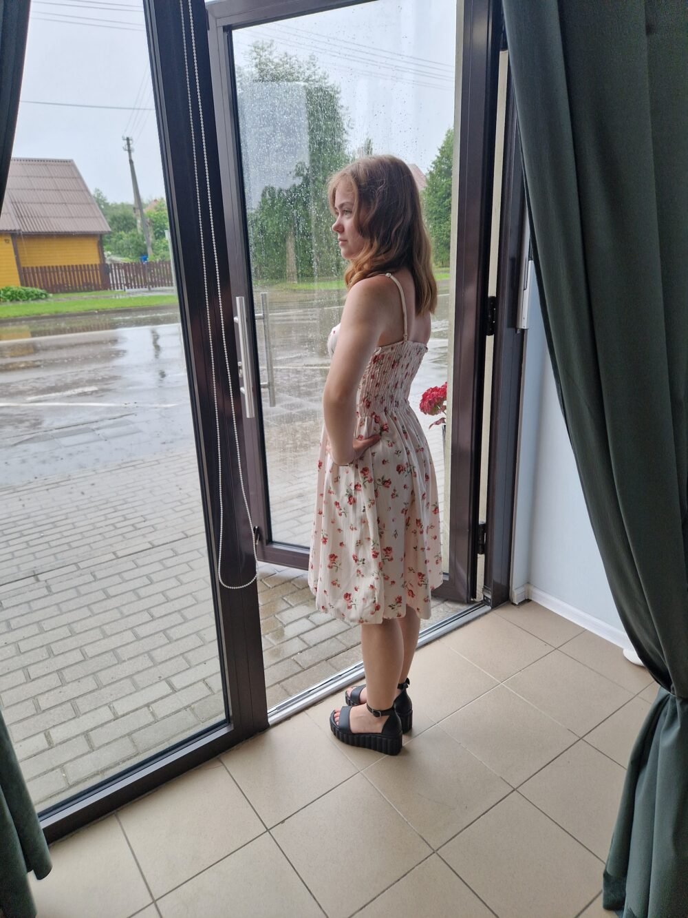 Suknelė su petnešėlėmis ,,Rožytė''.