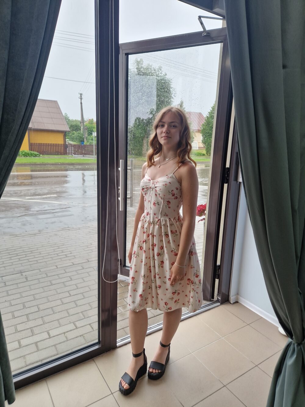 Suknelė su petnešėlėmis ,,Rožytė''.