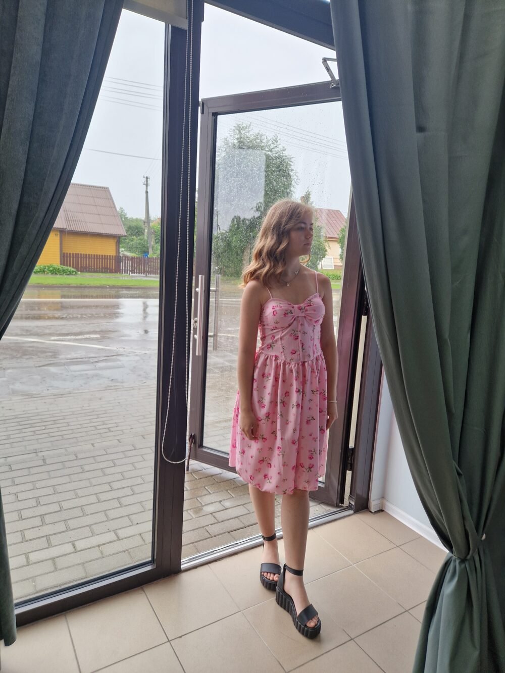 Suknelė su petnešėlėmis ,,Rožytė''.