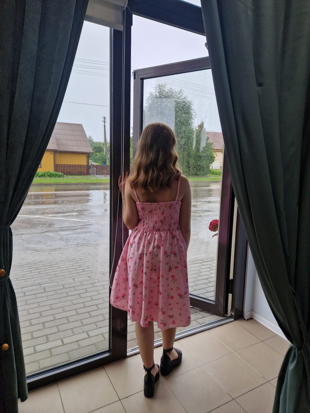 Suknelė su petnešėlėmis ,,Rožytė''.