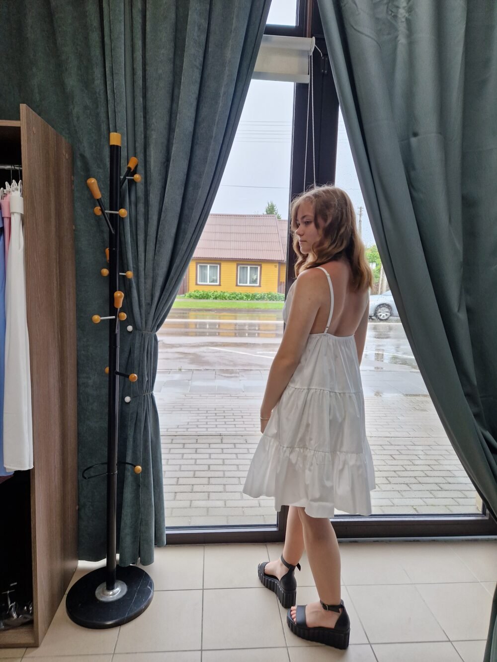 Suknelė su petnešėlėmis ,,Mėnulis ir saulė''.