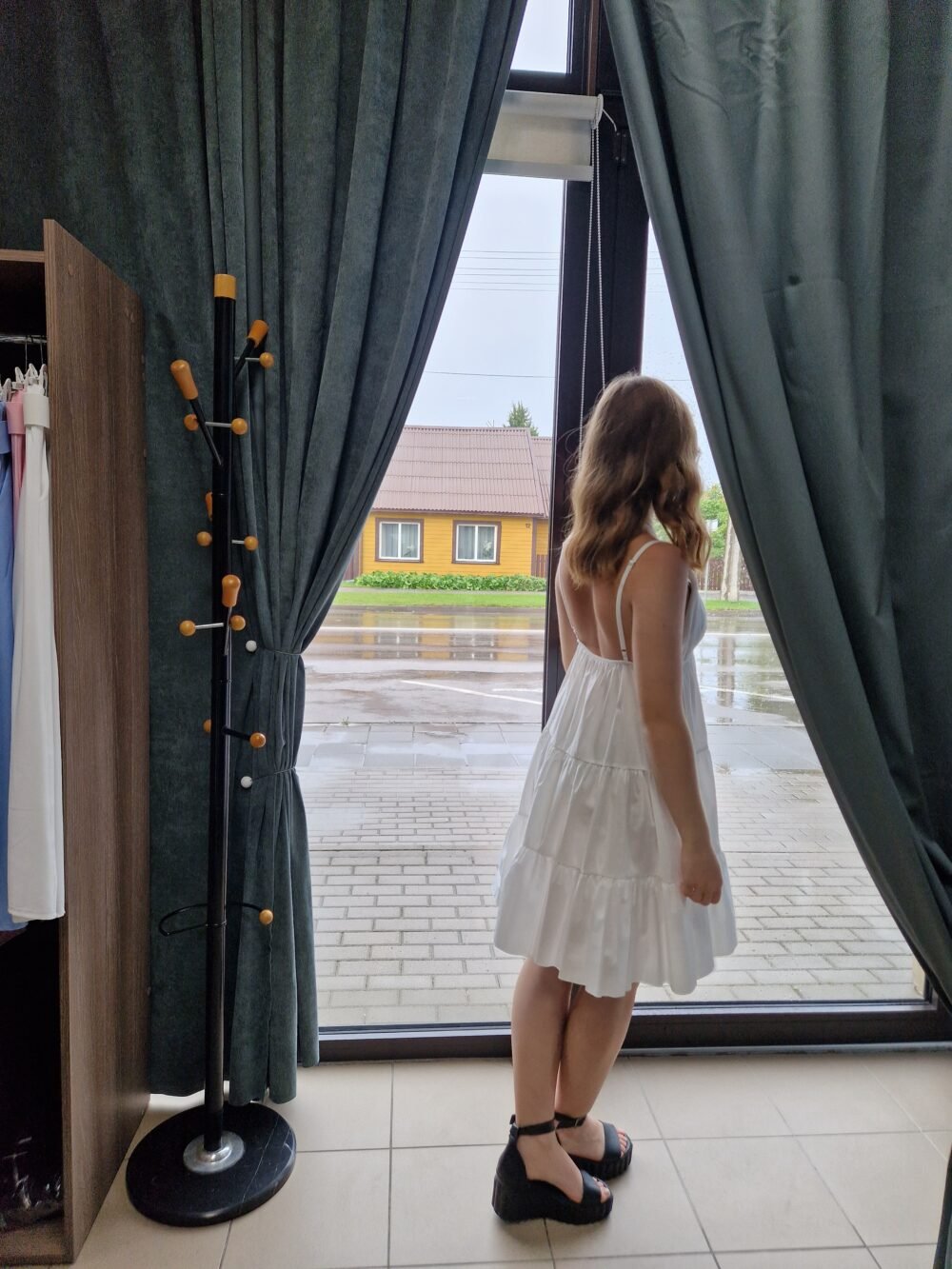 Suknelė su petnešėlėmis ,,Mėnulis ir saulė''.