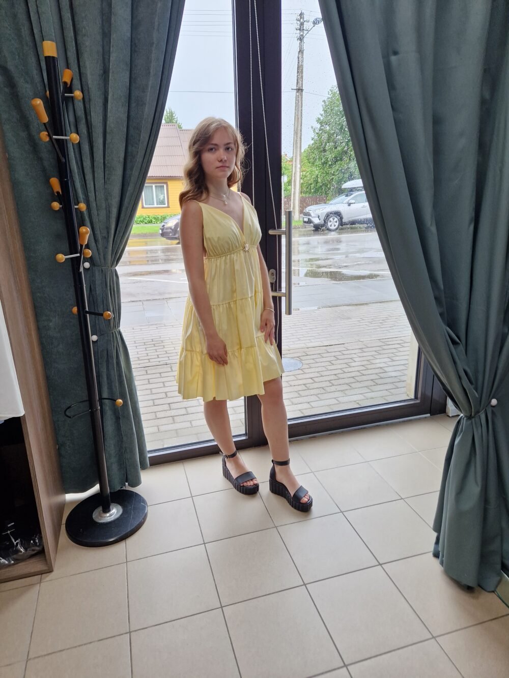 Suknelė su petnešėlėmis ,,Mėnulis ir saulė''.