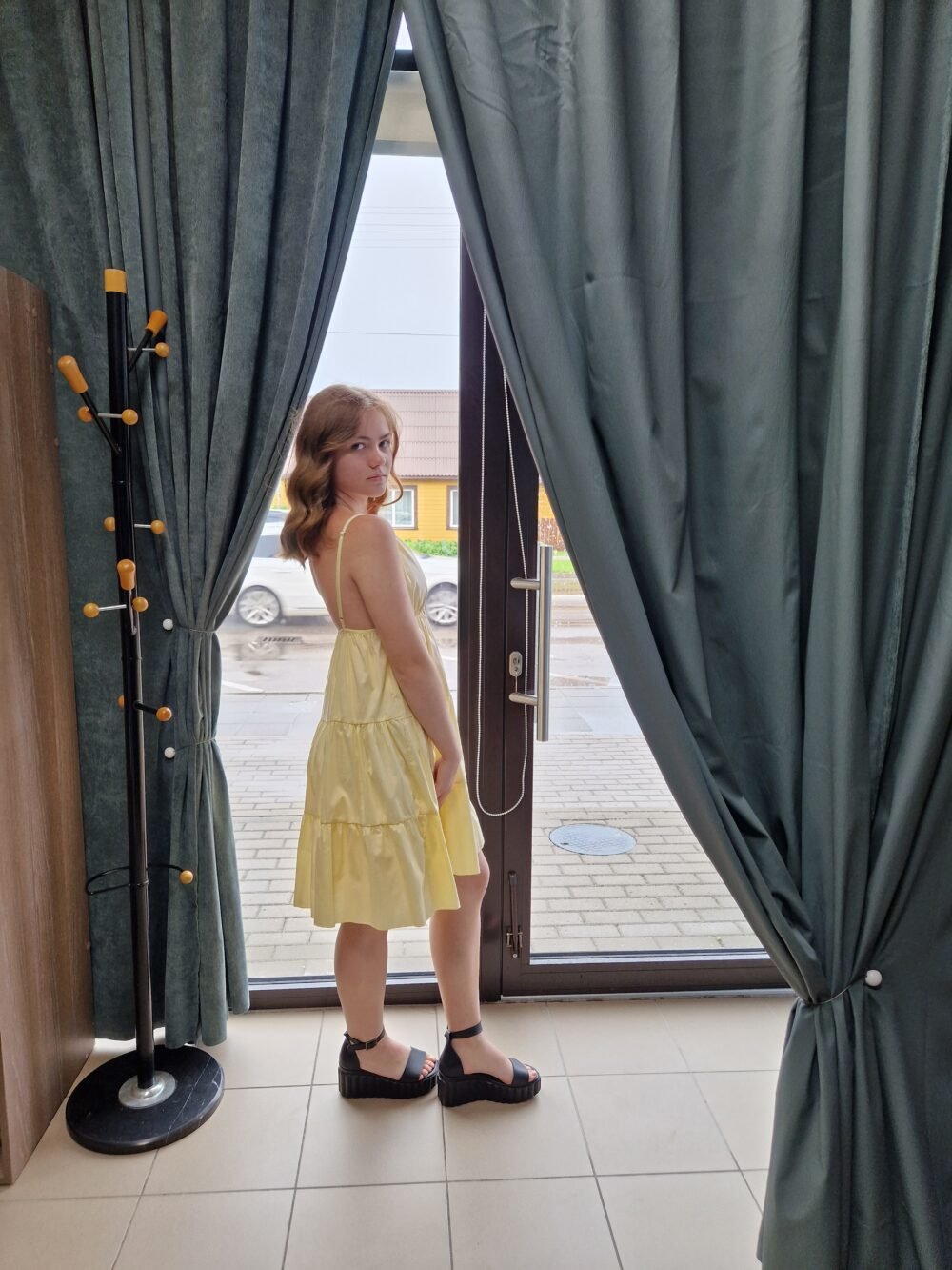 Suknelė su petnešėlėmis ,,Mėnulis ir saulė''.